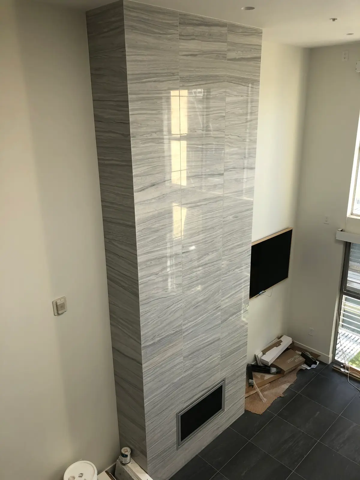 Home remodeling in Vallejo: floor-to-ceiling tile column feature
